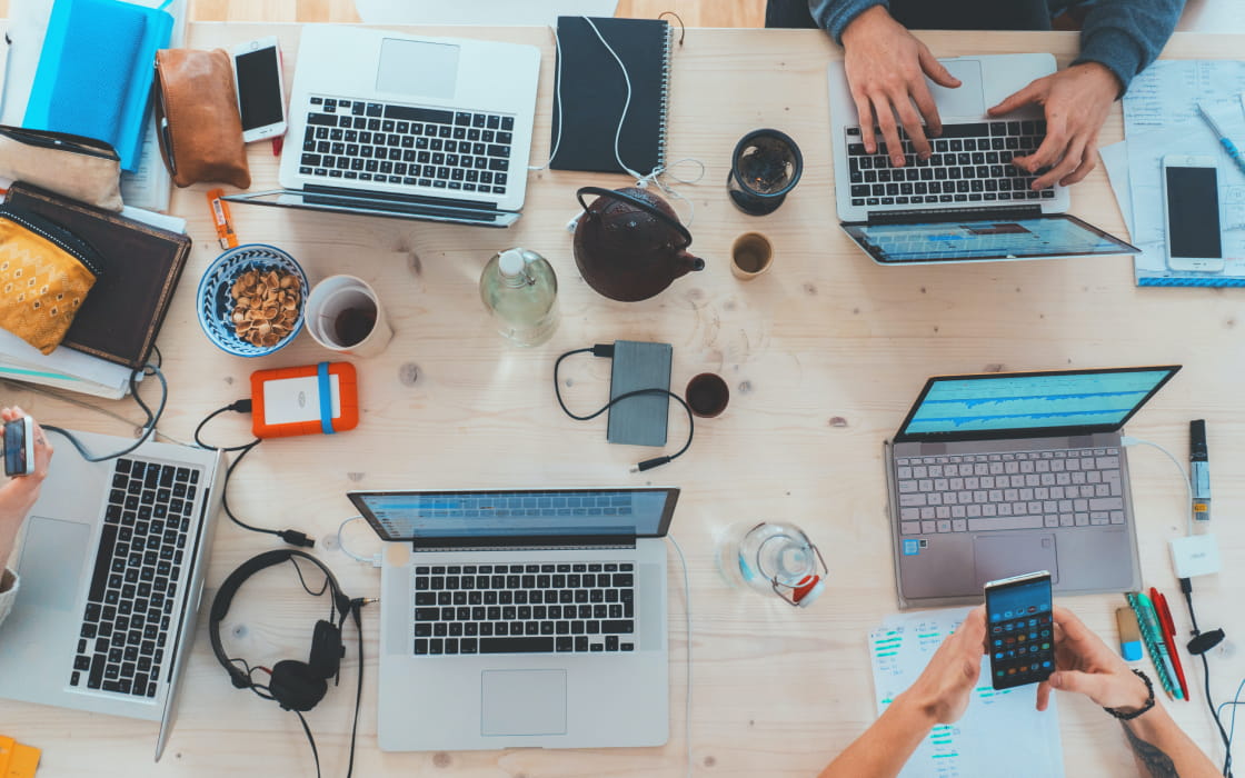 collaborateurs au travail devant pc