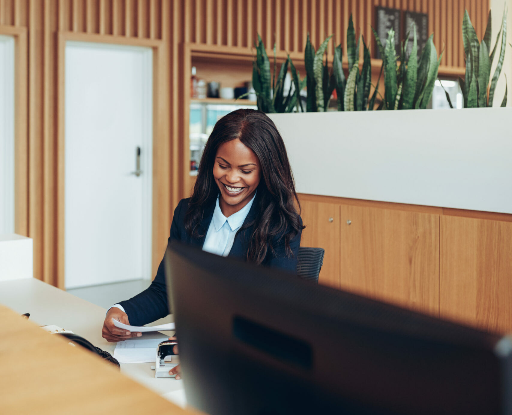 collaborateur souriant au bureau